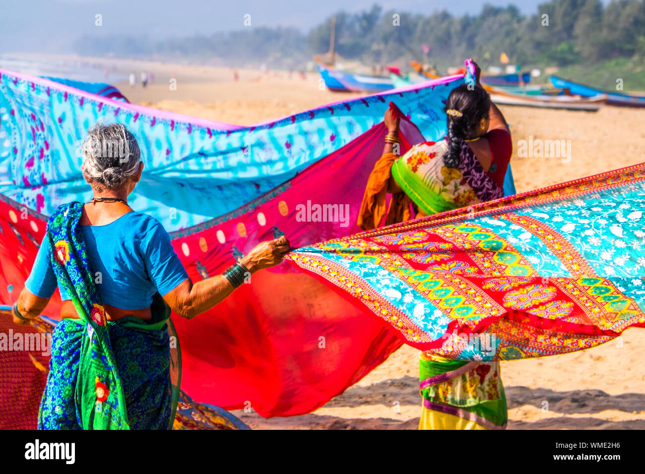 Sari colorati che vengono essiccati sulla spiaggia di Gokarna, India Foto Stock
