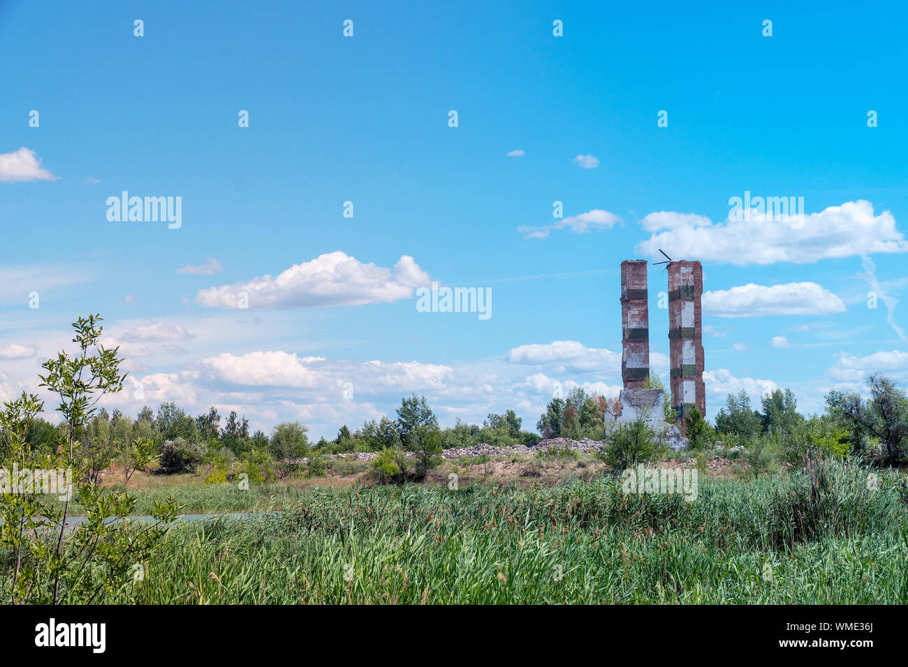 I resti delle rovine del vecchio edificio contro il cielo nuvoloso. Foto Stock