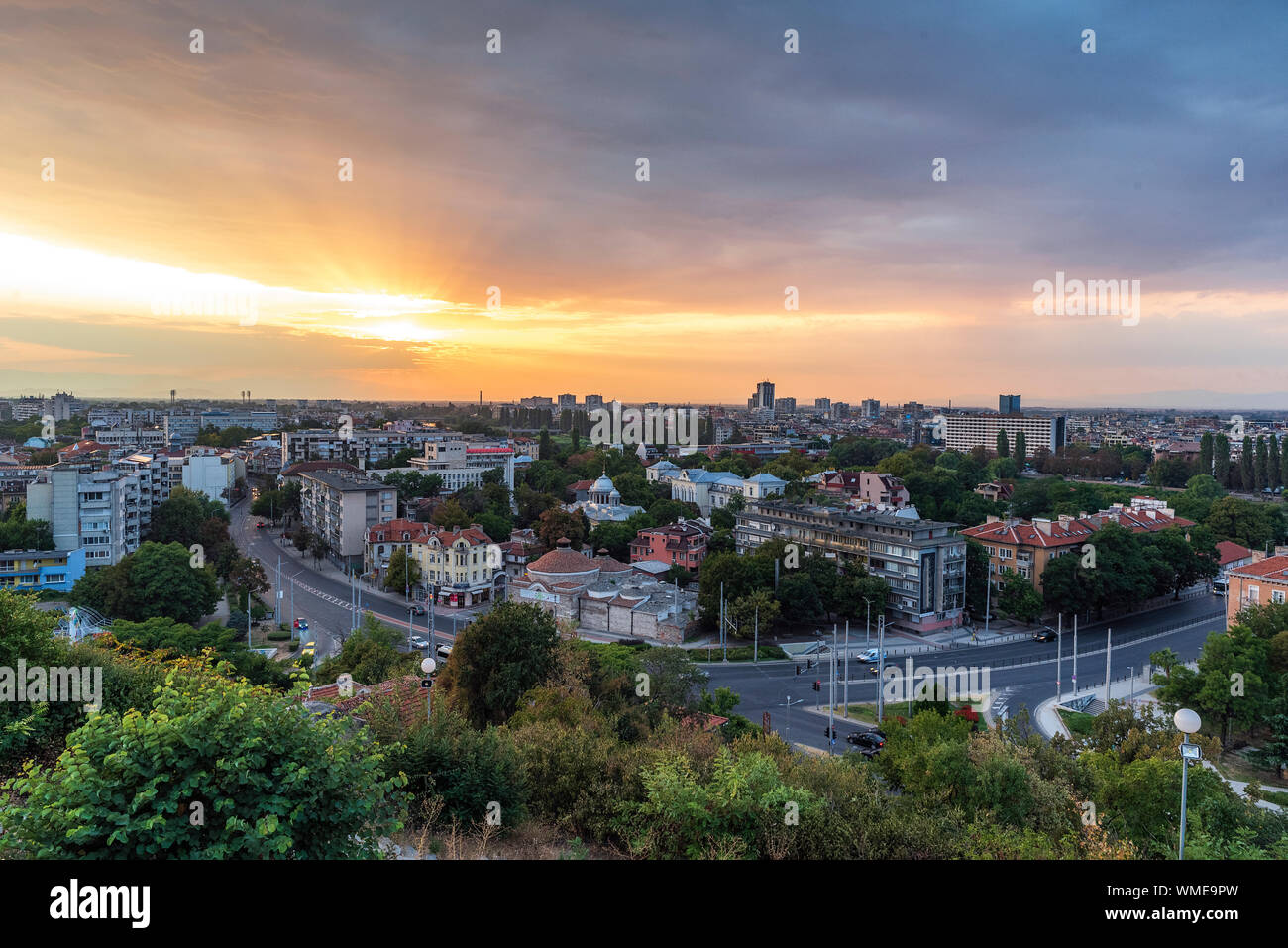 Estate tramonto cityscape di Nebet Tepe Hill nella città di Plovdiv, Bulgaria. Vista panoramica. Antica Plovdiv è Patrimonio mondiale UNESCO. Foto Stock