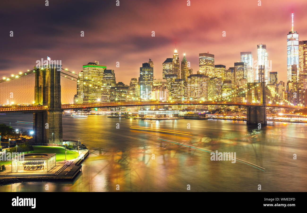 Ponte di Brooklyn abbraccia l'East River verso la parte inferiore di Manhattan a New York City. Foto Stock
