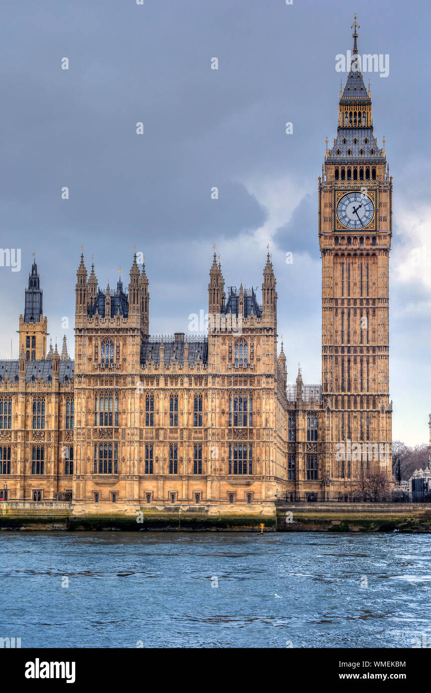 Il Big Ben e il Parlamento sul Tamigi Foto Stock