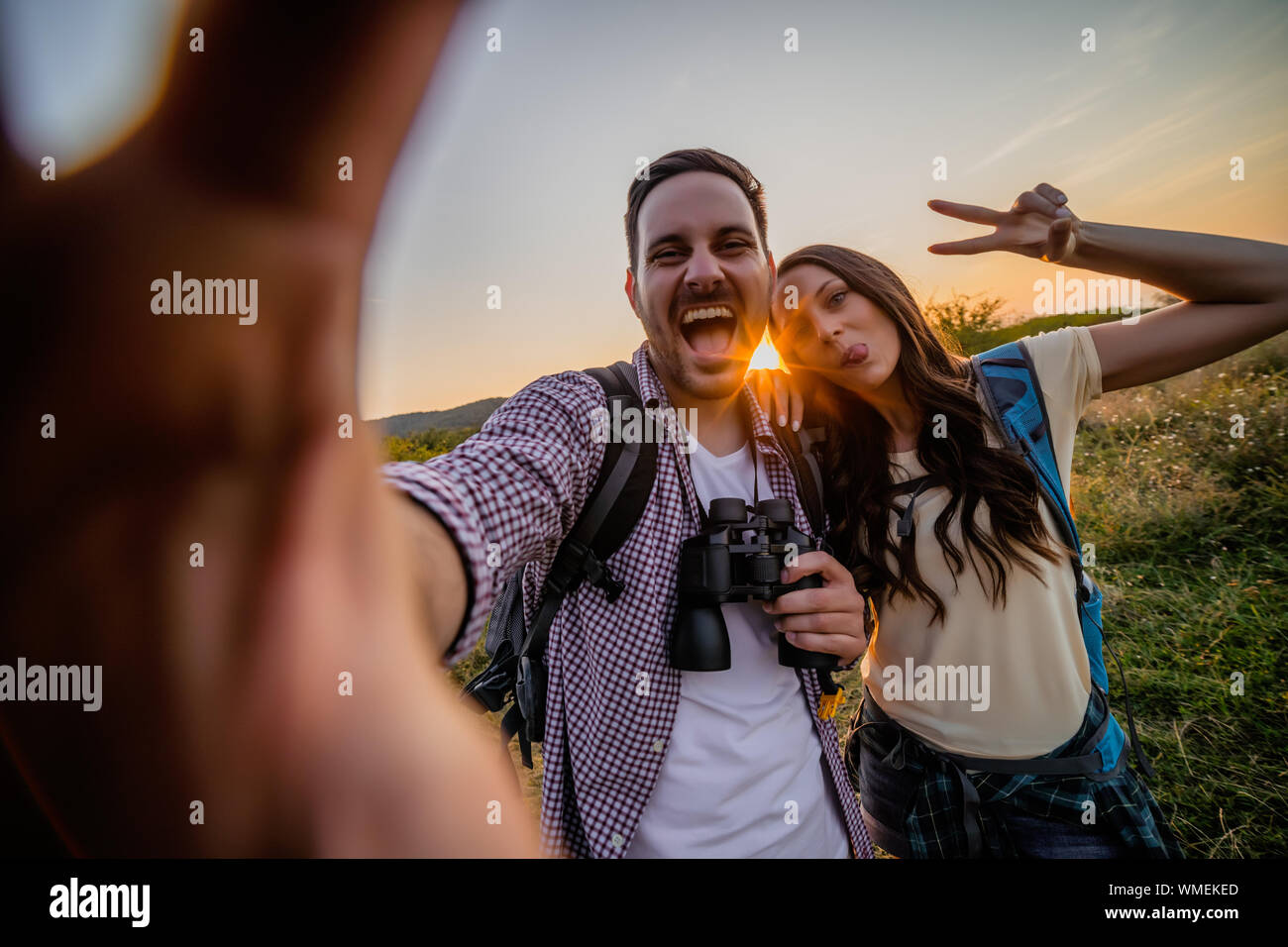 Coppia felice è escursionismo. Si stanno divertendo con ampia ange sulla lente della fotocamera. Foto Stock