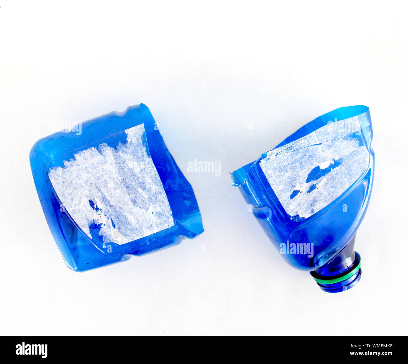 Close-up per il rotto della bottiglia blu su sfondo bianco Foto Stock