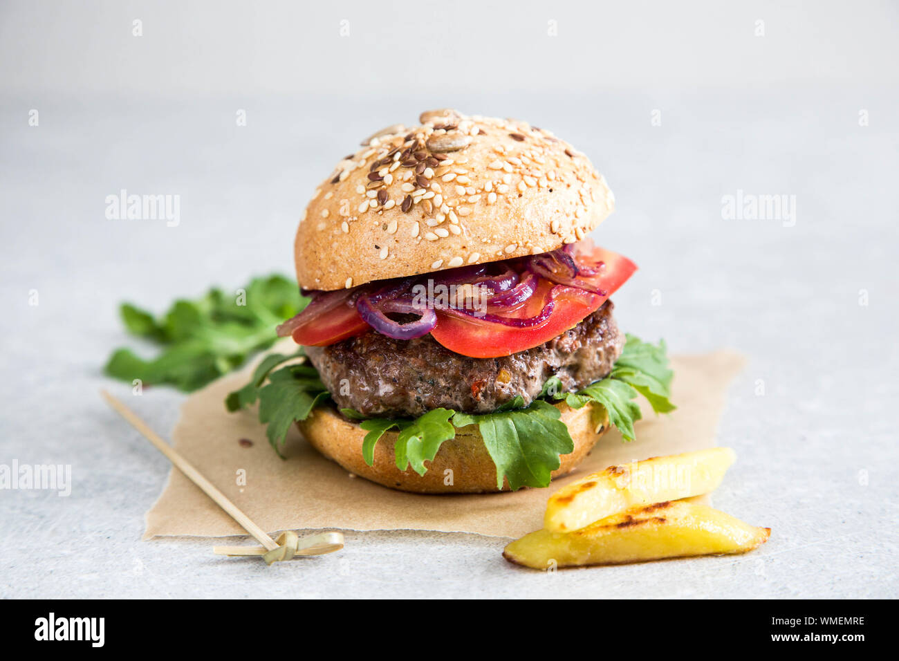 Artigianato in casa carni bovine hamburger e patatine fritte. Sfondo luminoso, spazio di copia Foto Stock