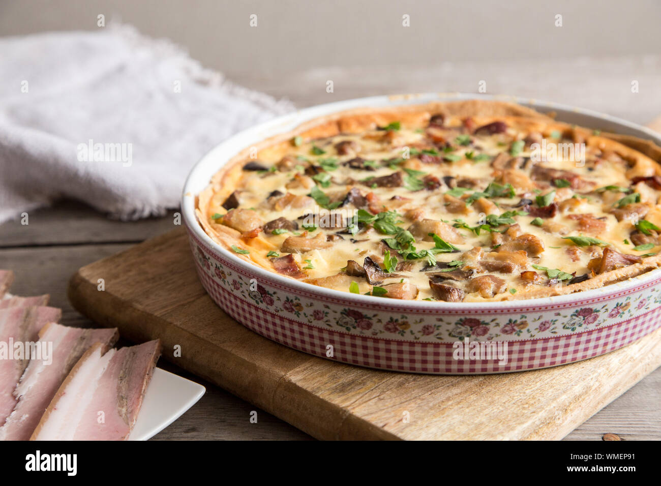 In casa quiche lorraine con pollo e funghi, formaggi e pancetta. Crostata con pollo. Torta di pollo. Torta di funghi/ Foto Stock