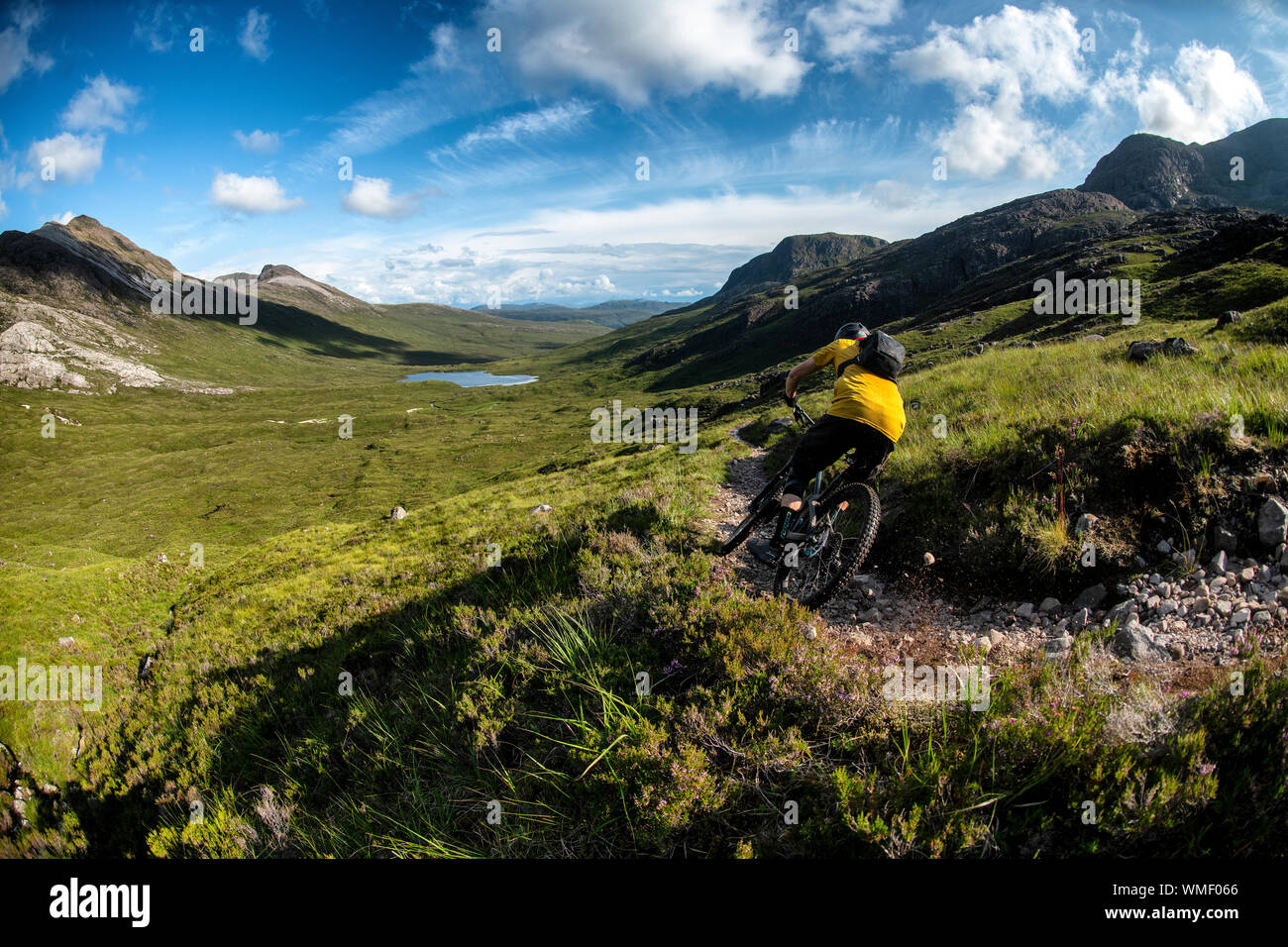 Un mountain biker cavalca un trail in Torridon Hills nel nord-ovest Highlands della Scozia. Foto Stock