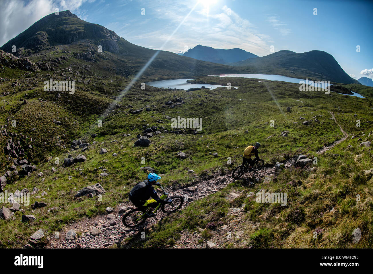 Due mountain bike percorrono un sentiero nelle colline di Torridon, nelle Highlands occidentali della Scozia. Foto Stock