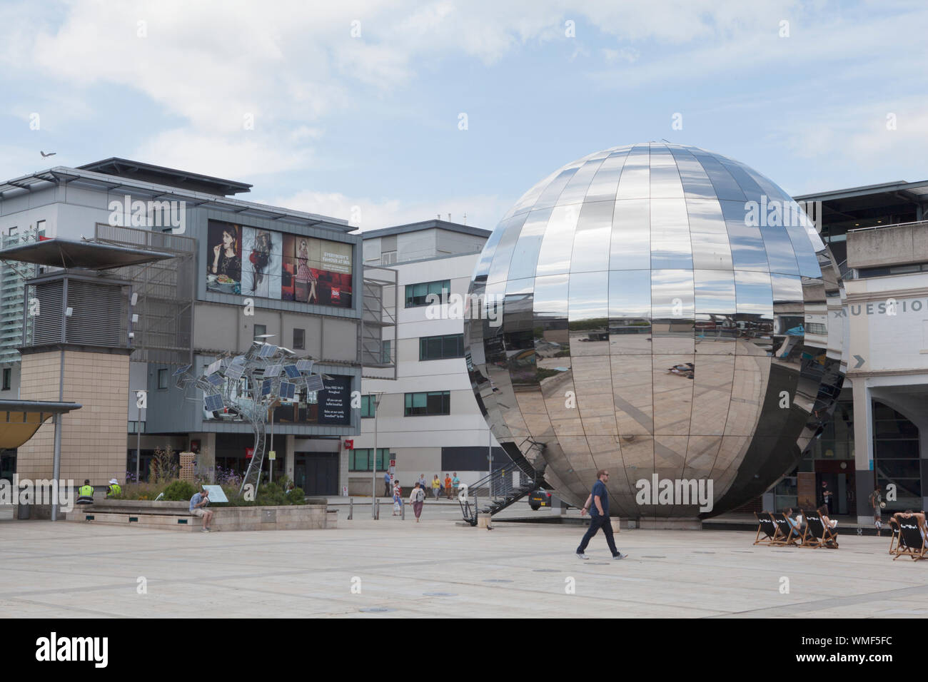 Specchio gigante-ball in Bristol's Millennium Square è parte della città museo della scienza conosciuta come @Bristol. Foto Stock