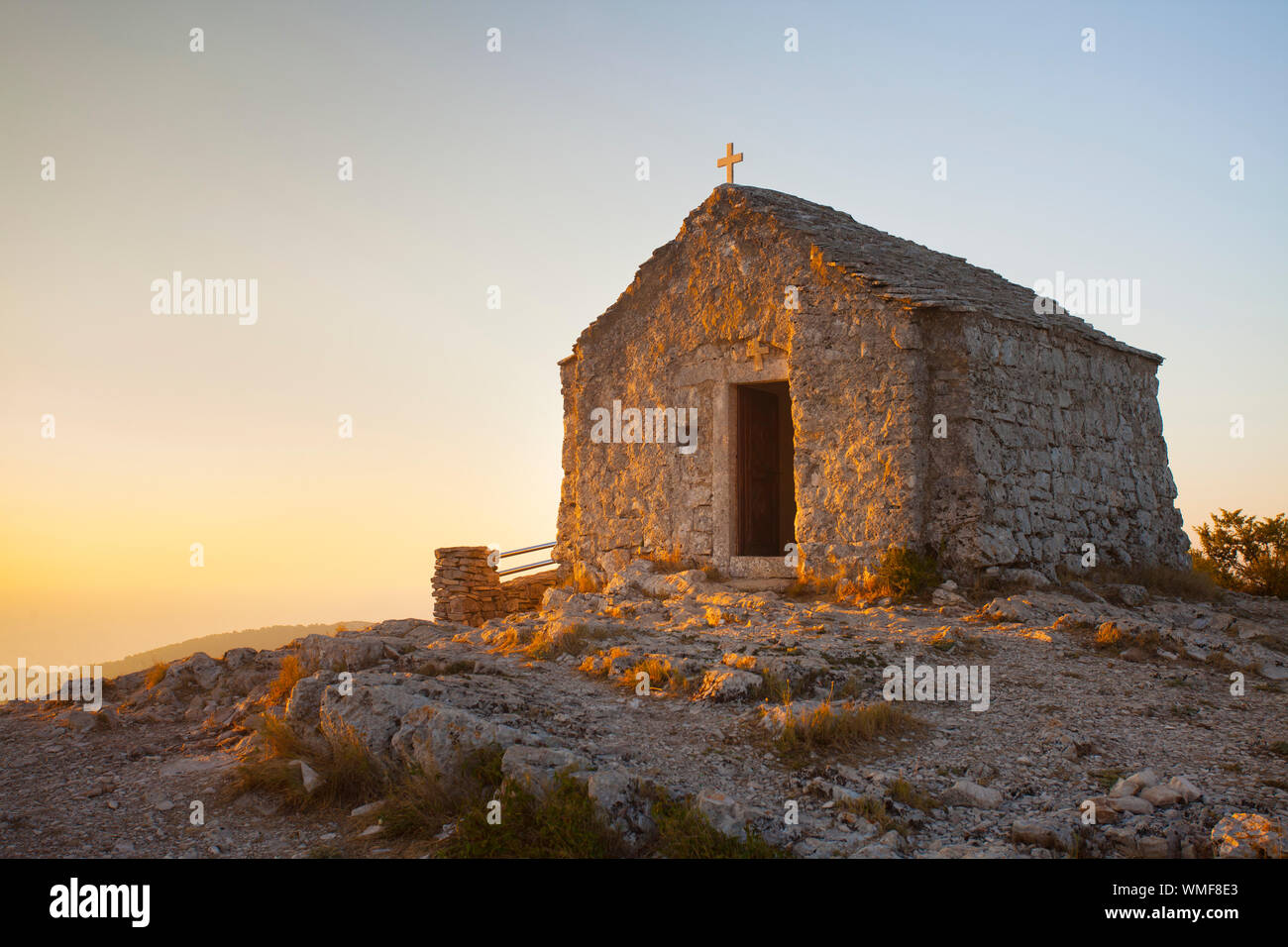 Chiesa di Santo Spirito (Crkva Sv. Duha), il Monte Hum, Komiza, isola di Vis, Croazia. Foto Stock