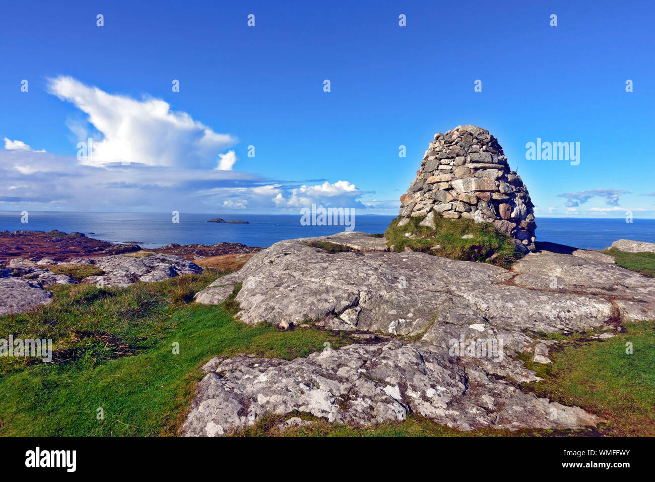 Cairn sulla sommità della connessione DUN MI è il punto più alto dell'isola di Iona nelle Ebridi Interne di Scozia Foto Stock