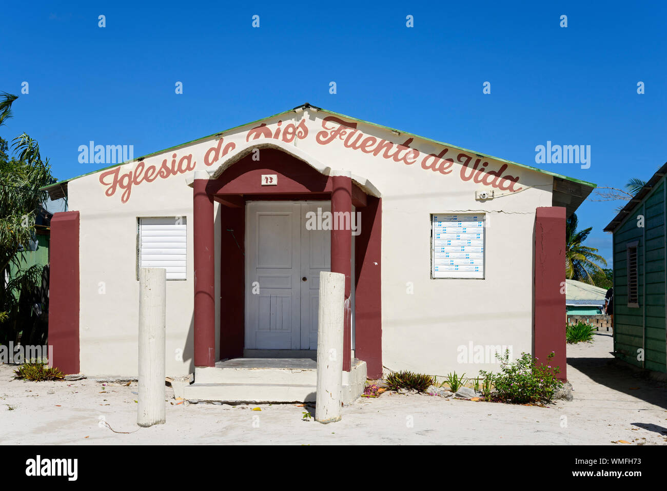 La chiesa, il villaggio di pescatori di mano Juan, isola di Isla Saona ,Parque Nacional del Este, Repubblica Dominicana, Caraibi, America Foto Stock