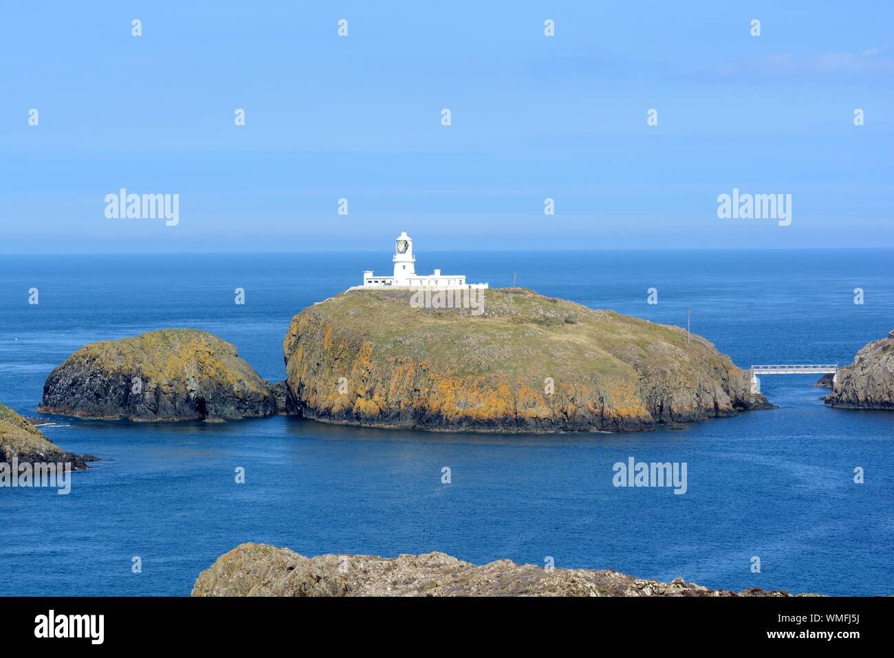 Strumble Head Lighthouse sorge su Ynys Meicel noto anche come Strumble Head Pencaer Fishguard Pembrokeshire Coast National Park Galles Cymru REGNO UNITO Foto Stock