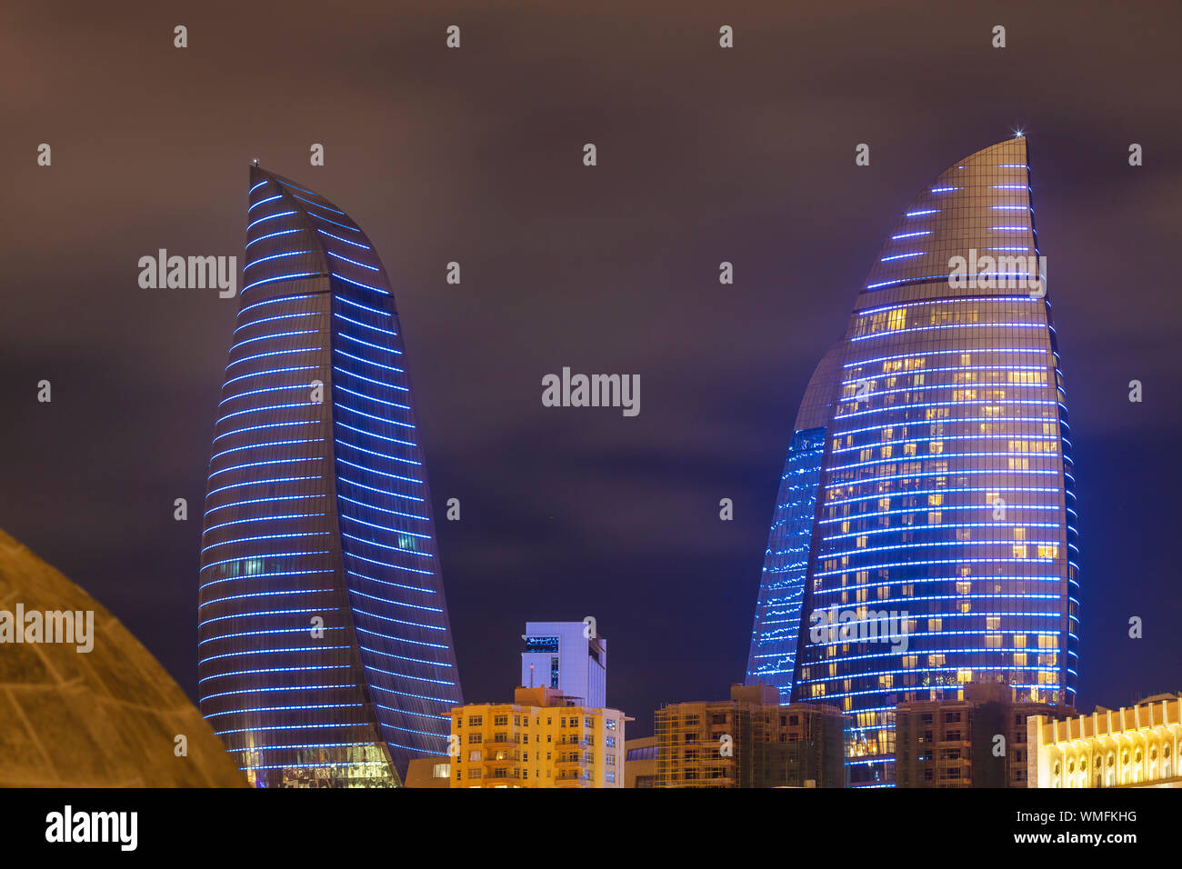 Torri a fiamma grattacieli di notte, Baku, Azerbaijan Foto Stock