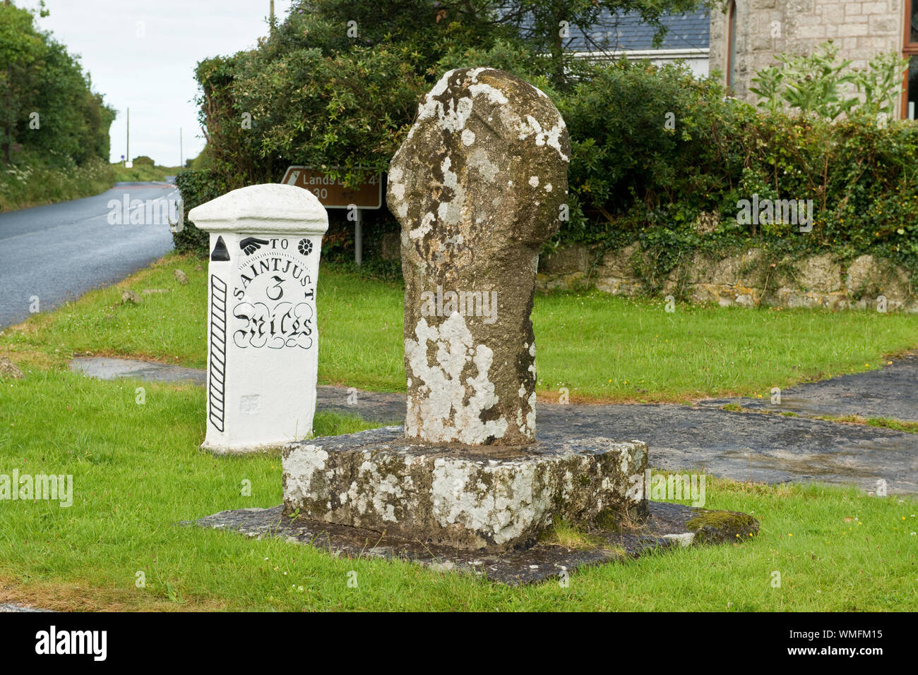 Weathered Celtic cross di corvi-un-Wra (della strega) trasversale e la vecchia strada segno di Saint Just. Buryan st. SW Cornwall, Inghilterra Foto Stock