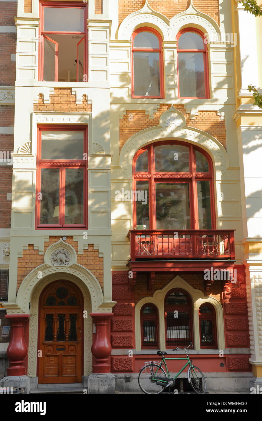 AMSTERDAM, PAESI BASSI - Agosto 22, 2019: Zevenlandenhuizen (7 case, ciascuna nello stile di un altro paese europeo) Foto Stock