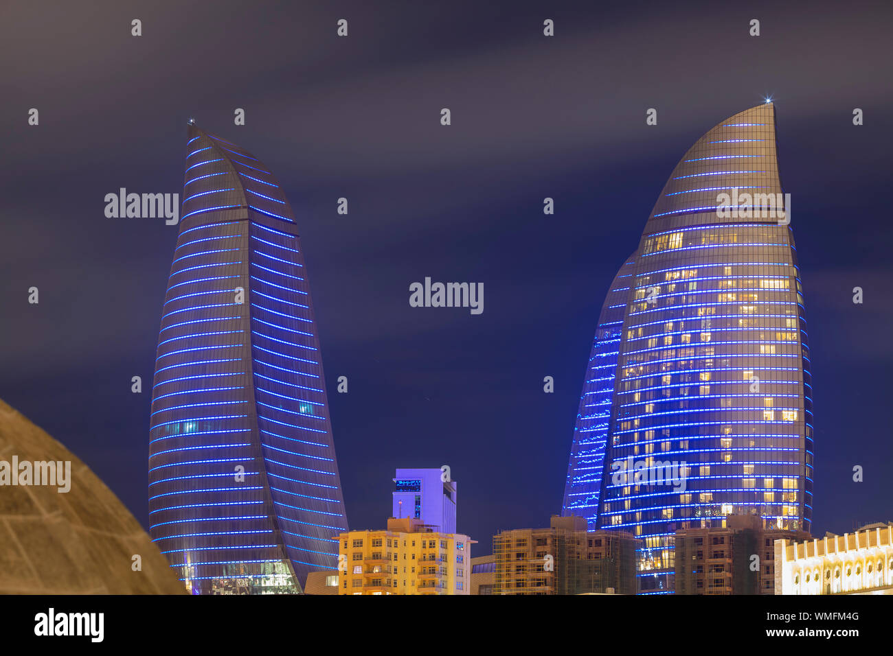 Torri a fiamma grattacieli di notte, Baku, Azerbaijan Foto Stock