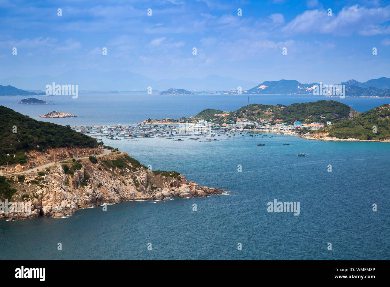 Costa rocciosa a Vinh Hy, sul Mare della Cina del Sud, Ninh Thuan, Vietnam, Asien Foto Stock