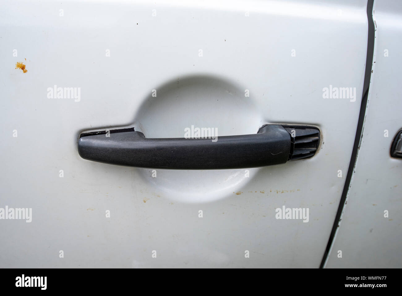 Il furto di auto. White van blocca rotto con un cacciavite in un tentativo di furto di attrezzo. Serrature rotto. Criminalità rurale in Oxfordshire UK. Foto Stock
