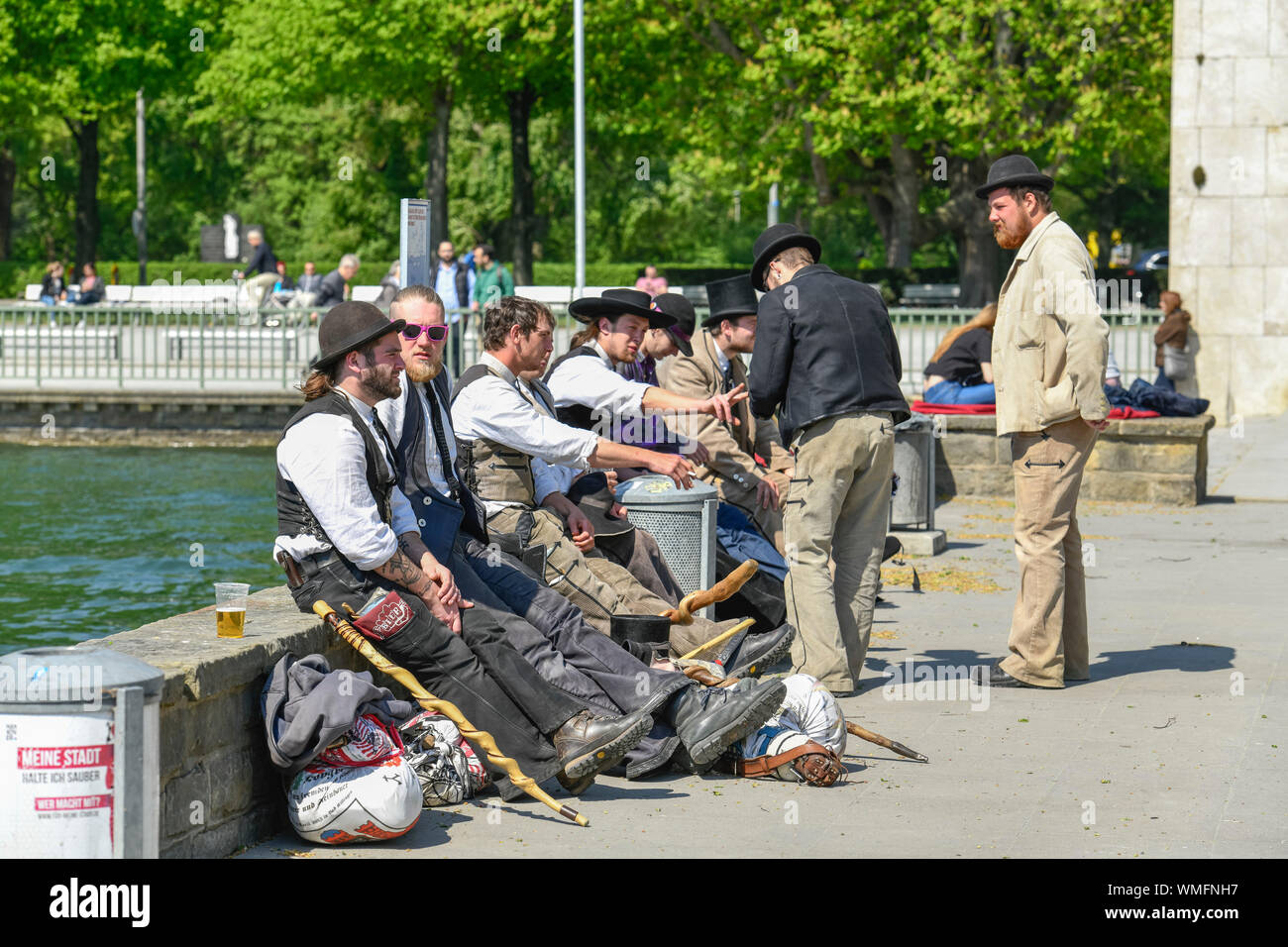 Wandergesellen auf der Walz, Maschsee, Hannover, Niedersachsen, Deutschland Foto Stock