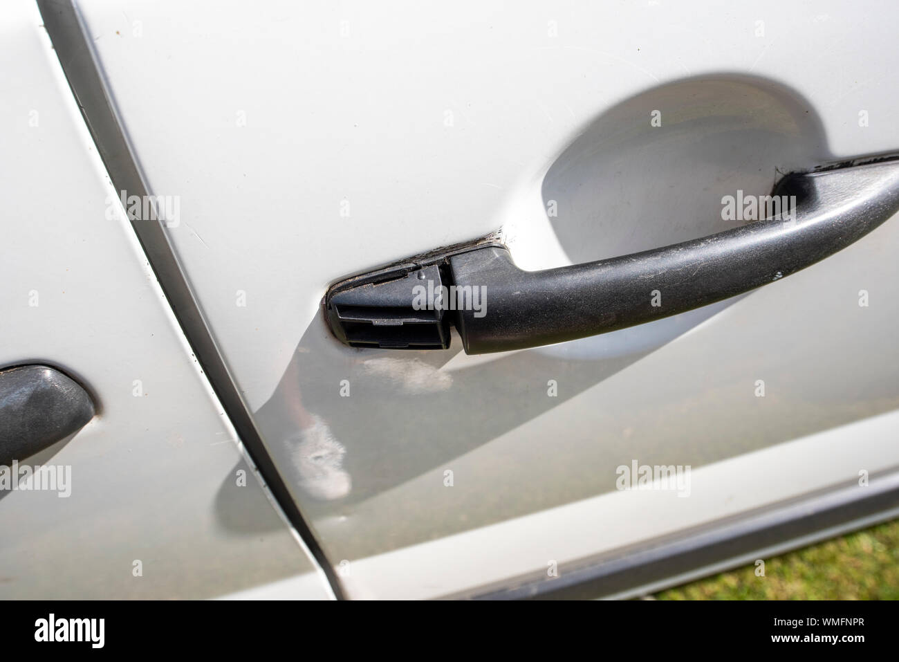 Il furto di auto. White van blocca rotto con un cacciavite in un tentativo di furto di attrezzo. Serrature rotto. Criminalità rurale in Oxfordshire UK. Foto Stock