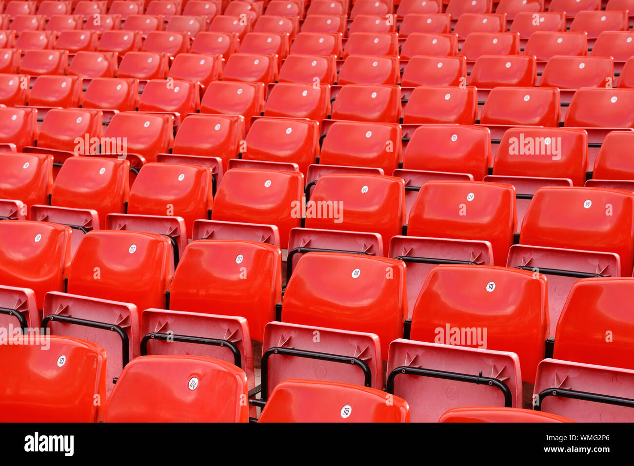 Posti a sedere stile stadio, righe di sedi vuote, Regno Unito Foto Stock