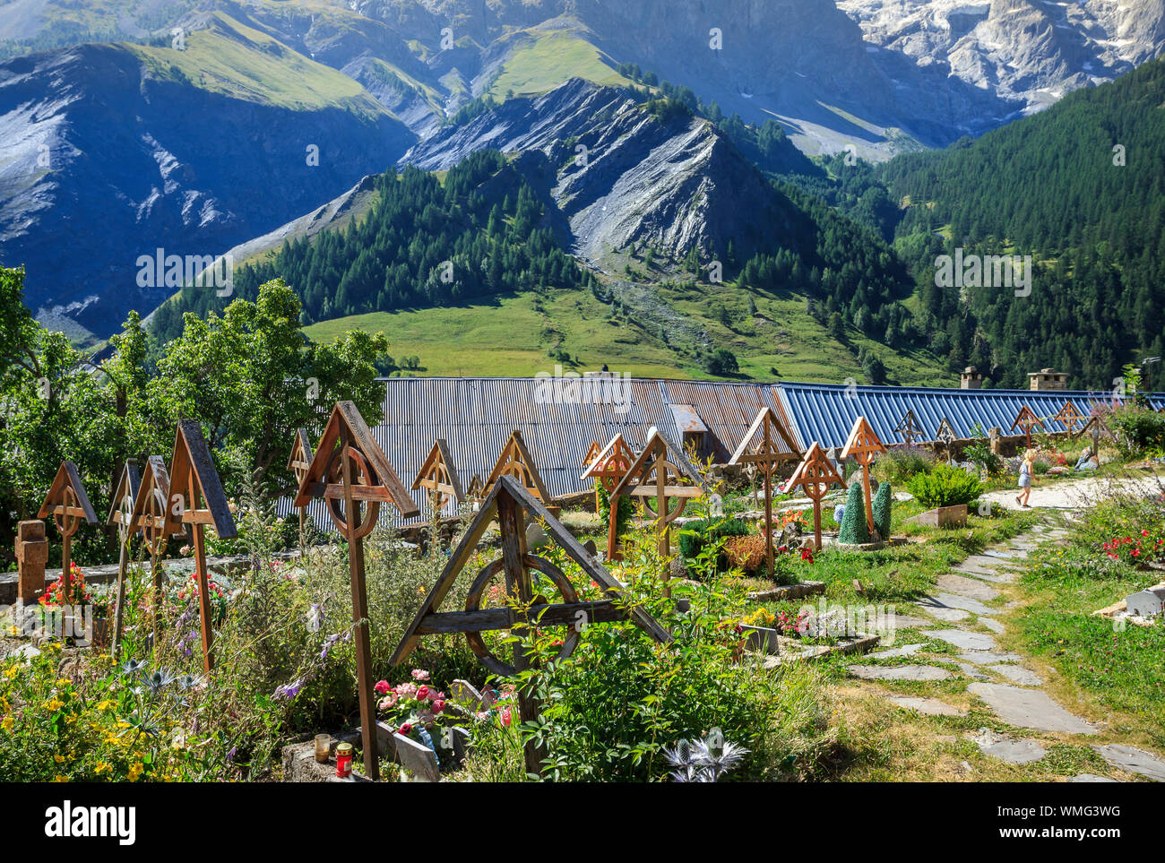 Francia, Hautes Alpes, Parco Nazionale degli Ecrins, Oisans, La Grave, etichettati i più bei villaggi di Francia, il cimitero, tombe con croci di legno Foto Stock