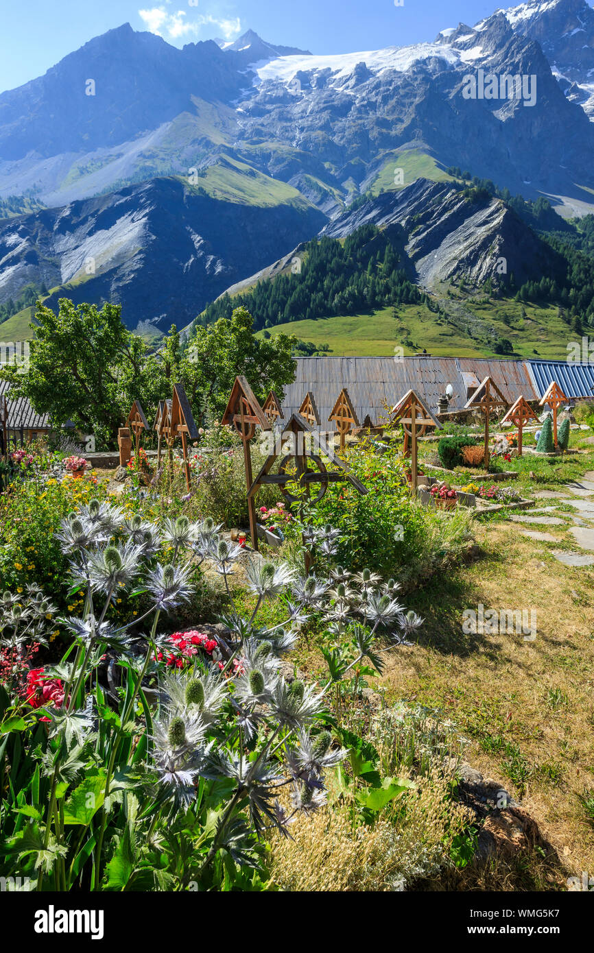 Francia, Hautes Alpes, Parco Nazionale degli Ecrins, Oisans, La Grave, etichettati i più bei villaggi di Francia, il cimitero, tombe con croci di legno Foto Stock