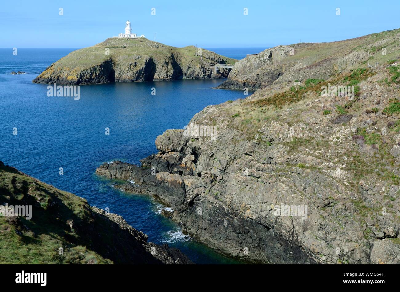 Strumble Head Lighthouse sorge su Ynys Meicel noto anche come Strumble Head Pencaer Fishguard Pembrokeshire Coast National Park Galles Cymru REGNO UNITO Foto Stock