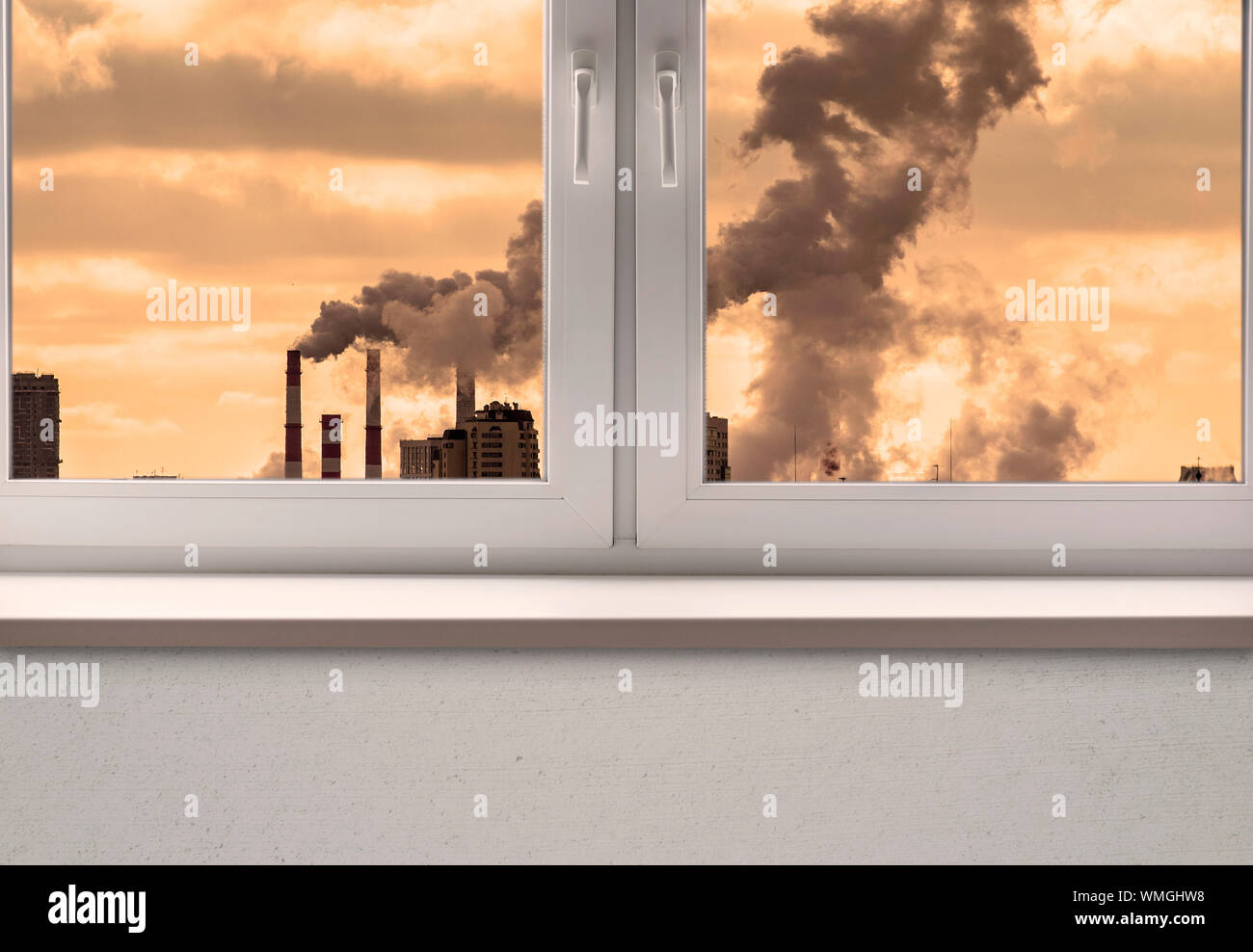 Inquinamento atmosferico sopra la città e il bianco pulito sul telaio di una finestra con il davanzale Foto Stock