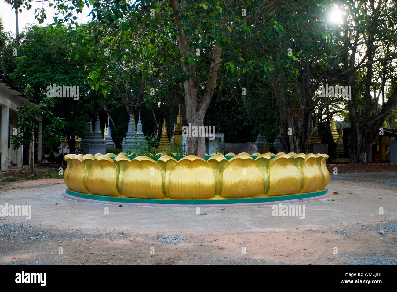 Un grande albero piantatrice in forma di oro lotus lascia al Wat Preah Prom Rath in Siem Reap, Cambogia. Foto Stock