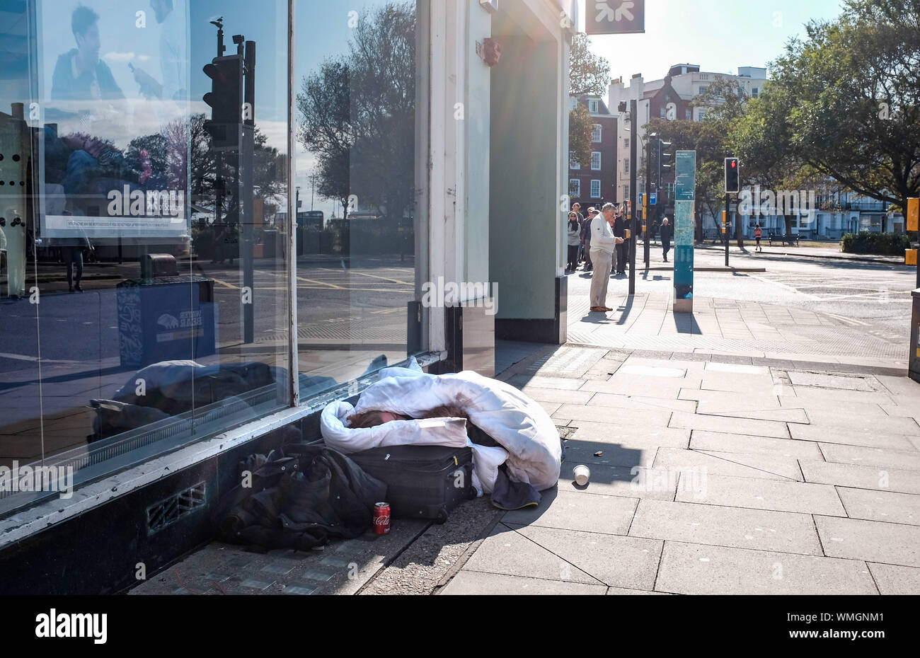 Brighton Regno Unito 5 Settembre 2019 - un senzatetto giovane huddle insieme sul marciapiede in centro città di Brighton ignorassero la giornata di sole come il sud est della Gran Bretagna continua a godere di calde giornate di sole . Credito: Simon Dack / Alamy Live News Foto Stock