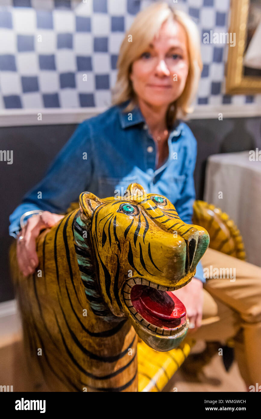 Londra, Regno Unito. 05 Sep, 2019. La realizzazione di una casa a casa: una Christie's x Susie Atkinson (nella foto) la collaborazione in anticipo del settembre interni vendita. Susie Atkinson, è un pluripremiato interni e designer di mobili che era il lead designer di progetti di alto profilo per il Soho House Group. La fase di pre-vendita vista è aperta al pubblico fino al 10 settembre, precedendo la vendita ha luogo il 11 settembre. Credito: Guy Bell/Alamy Live News Foto Stock