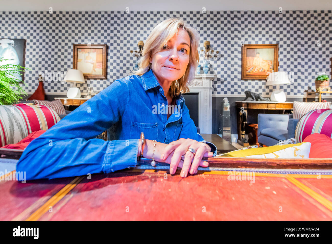 Londra, Regno Unito. 05 Sep, 2019. La realizzazione di una casa a casa: una Christie's x Susie Atkinson (nella foto) la collaborazione in anticipo del settembre interni vendita. Susie Atkinson, è un pluripremiato interni e designer di mobili che era il lead designer di progetti di alto profilo per il Soho House Group. La fase di pre-vendita vista è aperta al pubblico fino al 10 settembre, precedendo la vendita ha luogo il 11 settembre. Credito: Guy Bell/Alamy Live News Foto Stock