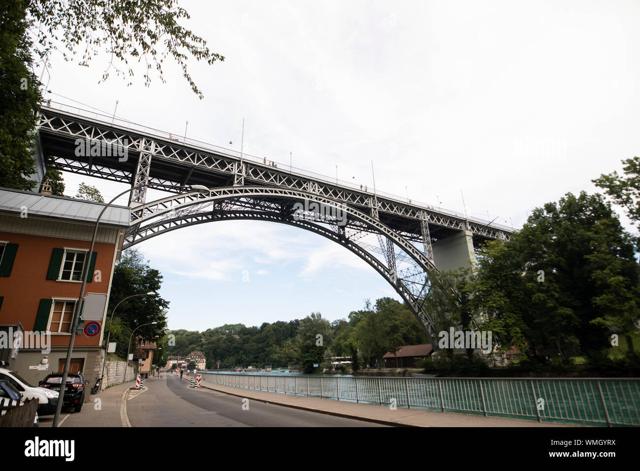Osservando il Kirchenfeldbrücke oltre il fiume Aare da Aarstrasse a Berna, Svizzera. Foto Stock