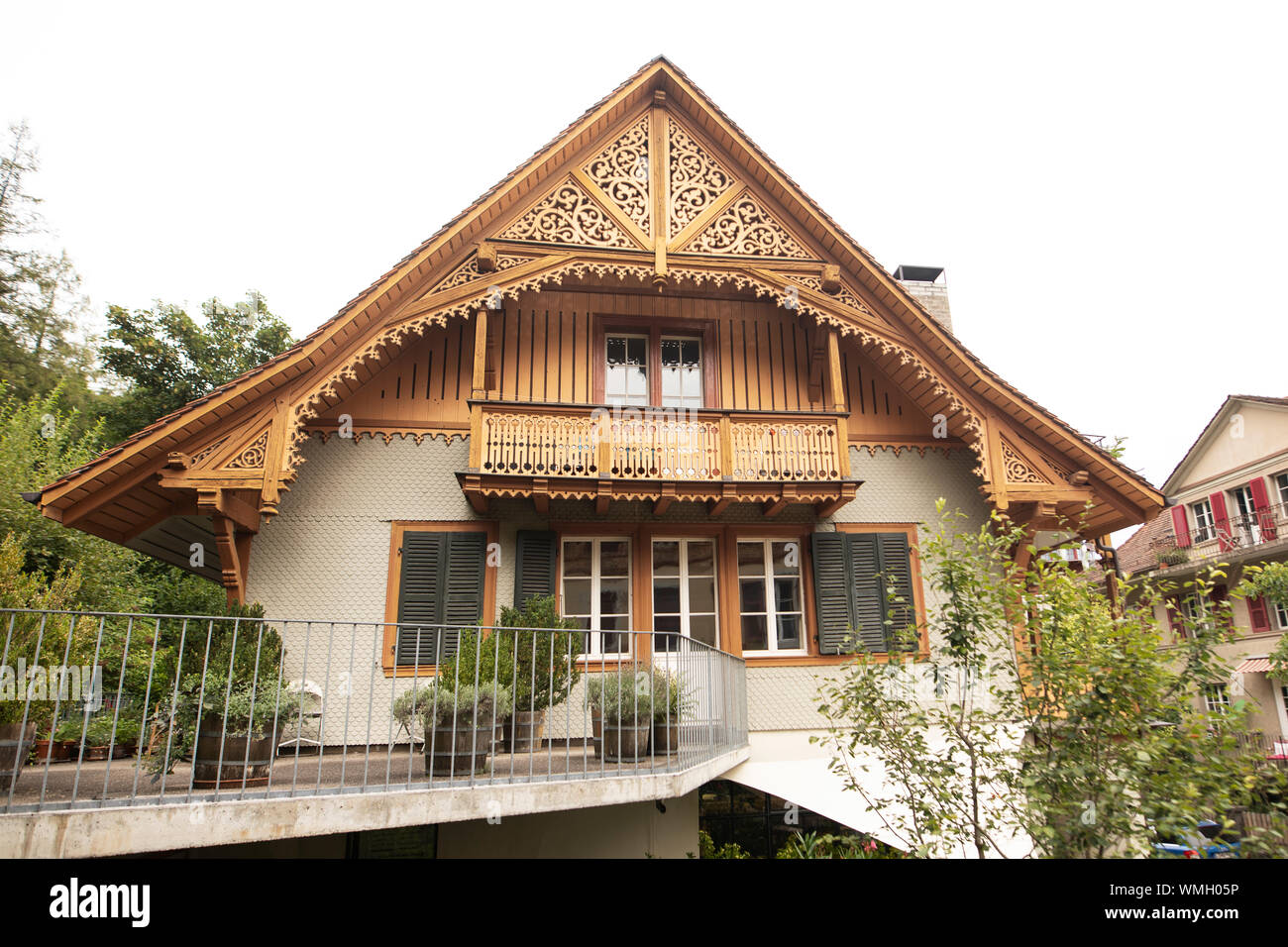 Una tradizionale casa svizzera con il lavoro di reticolo nella città capitale di Berna, Svizzera. Foto Stock