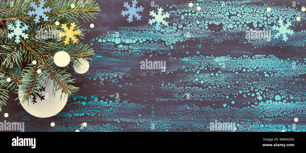 Festive Christmasr sfondo con ramoscelli di abete e decorazioni di carta. Appartamento laico, vista dall'alto sul fluido astratto arte sfondo acrilico, immagine panoramica con Foto Stock
