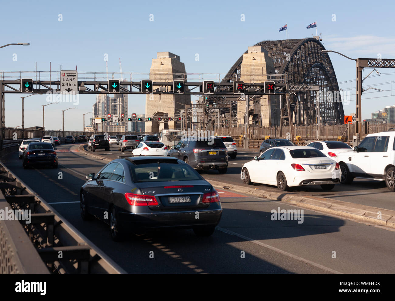 Il Ponte del Porto di Sydney il traffico. Sydney Australia. Occupato strada a pedaggio in mattinata ore di picco con l'azzurro del cielo. Foto Stock