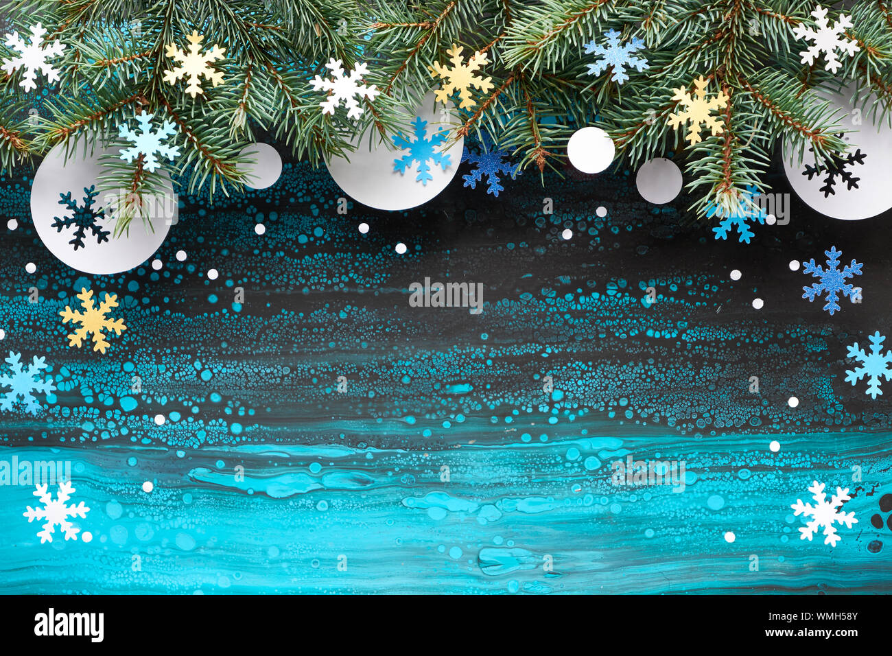 Festive Christmasr sfondo con ramoscelli di abete, blu rosso e bianco decorazioni di carta. Appartamento laico, vista dall'alto sul fluido astratto arte sfondo acrilico con c Foto Stock