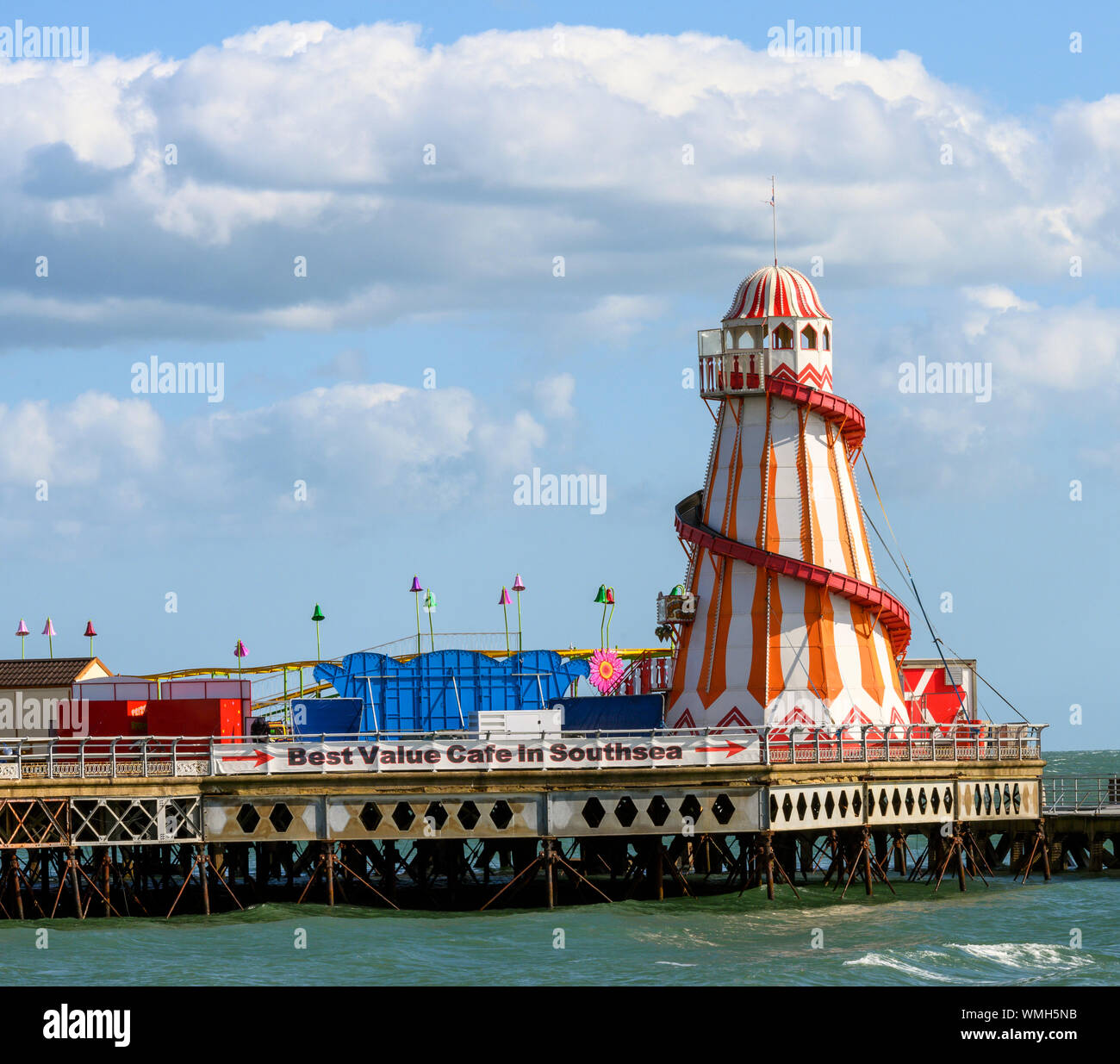 Gigante a Helter Skelter a Isola Kidz sul molo di testa al South Parade Pier, Southsea, Portsmouth, Hampshire, Inghilterra, Regno Unito. Foto Stock