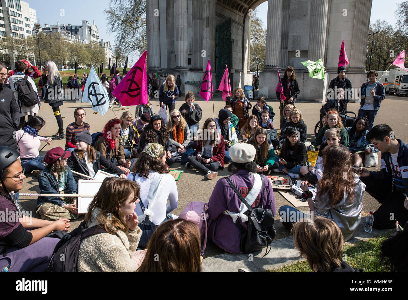Estinzione della ribellione manifestanti si radunano in Hyde Park Corner di continuare la protesta del clima attraverso il Marble Arch riuniranno a Piccadilly Circus, Regno Unito Foto Stock