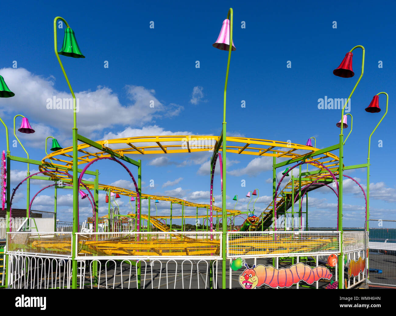 Felice catapilla attrazione per i bambini a Isola Kidz al Pier Head South Parade Pier, Southsea, Portsmouth, Hampshire, Inghilterra, Regno Unito Foto Stock