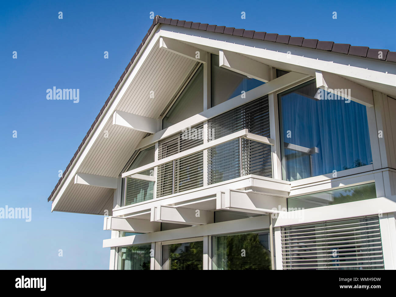 Timpano di una moderna casa famiglia Foto Stock