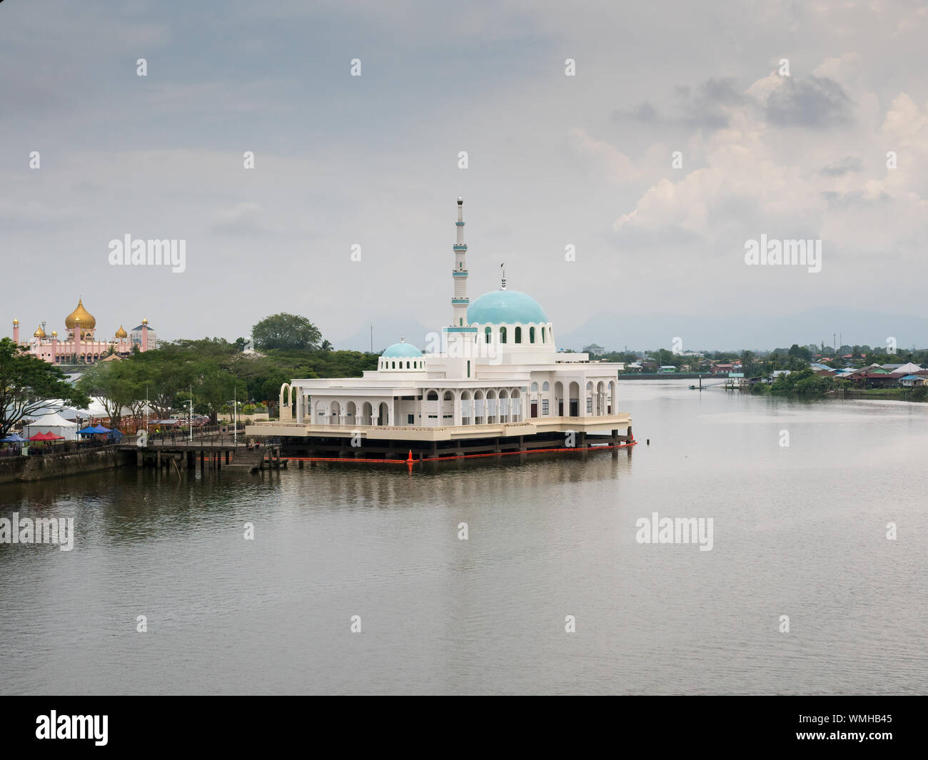 Kuching Floating Moschea Masjid (India) con Kuching moschea della città (Masjid Bandaraya Kuching) in background, Sarawak, Malaysia Foto Stock