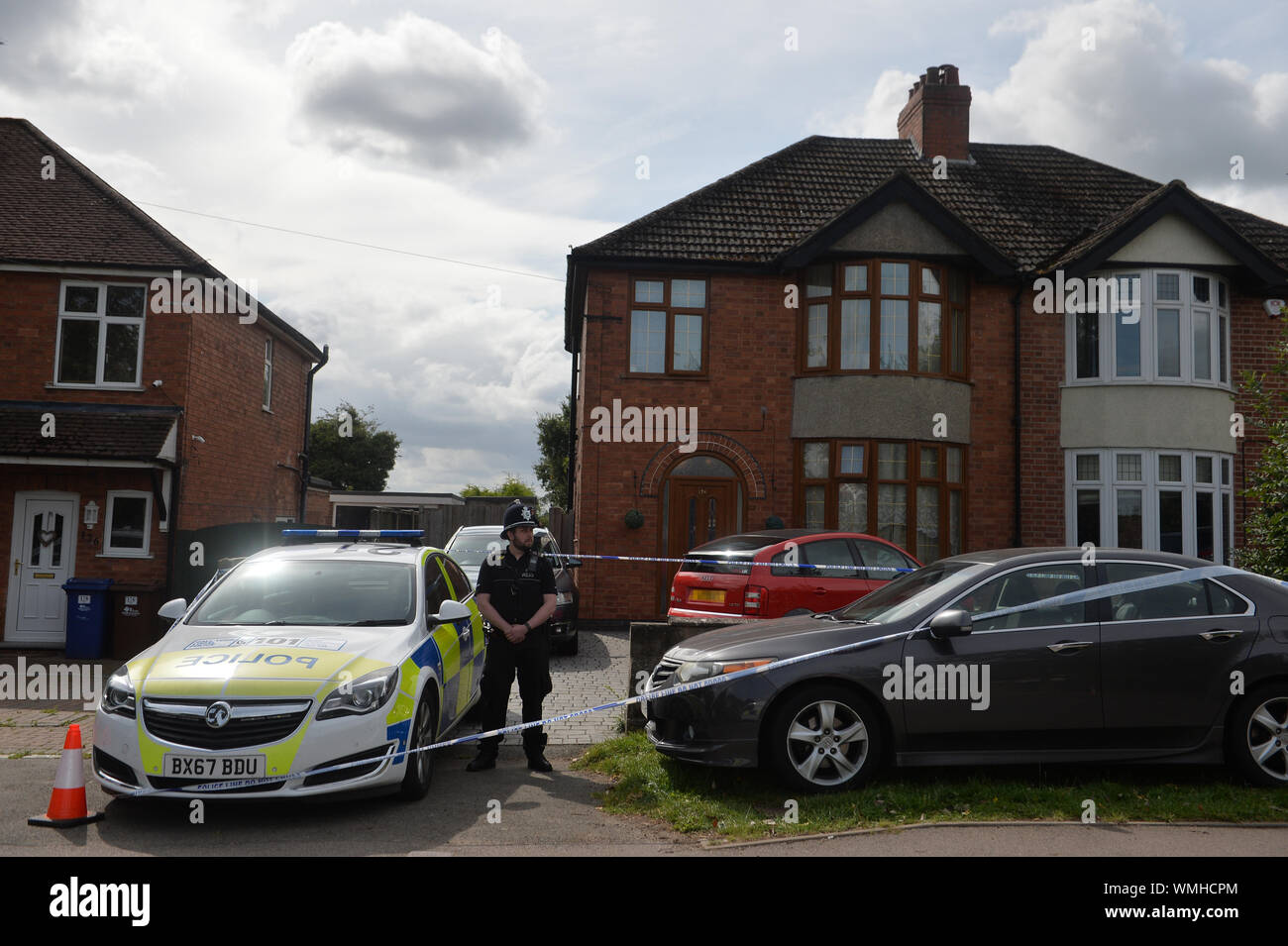 Nota: targa disturbato da PA immagine scrivania la polizia al di fuori di una casa in Burton-on-Trent in Staffordshire dopo i corpi di un uomo e una donna sono stati trovati. Foto Stock