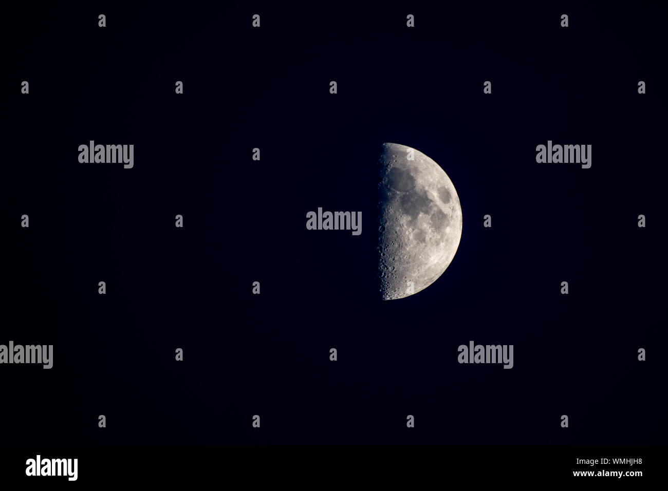 Mezza luna nel cielo notturno. Close-up. Foto Stock