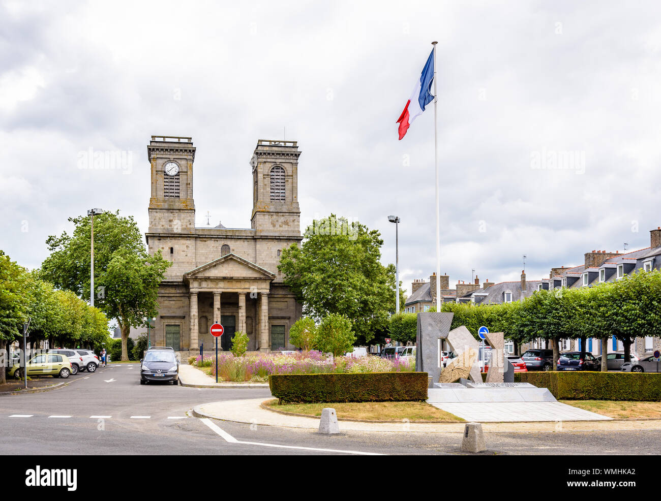 Vista generale del luogo Saint-Michel di Saint-Brieuc, Francia, con il memoriale della resistenza e della deportazione e la chiesa di Saint Michel. Foto Stock