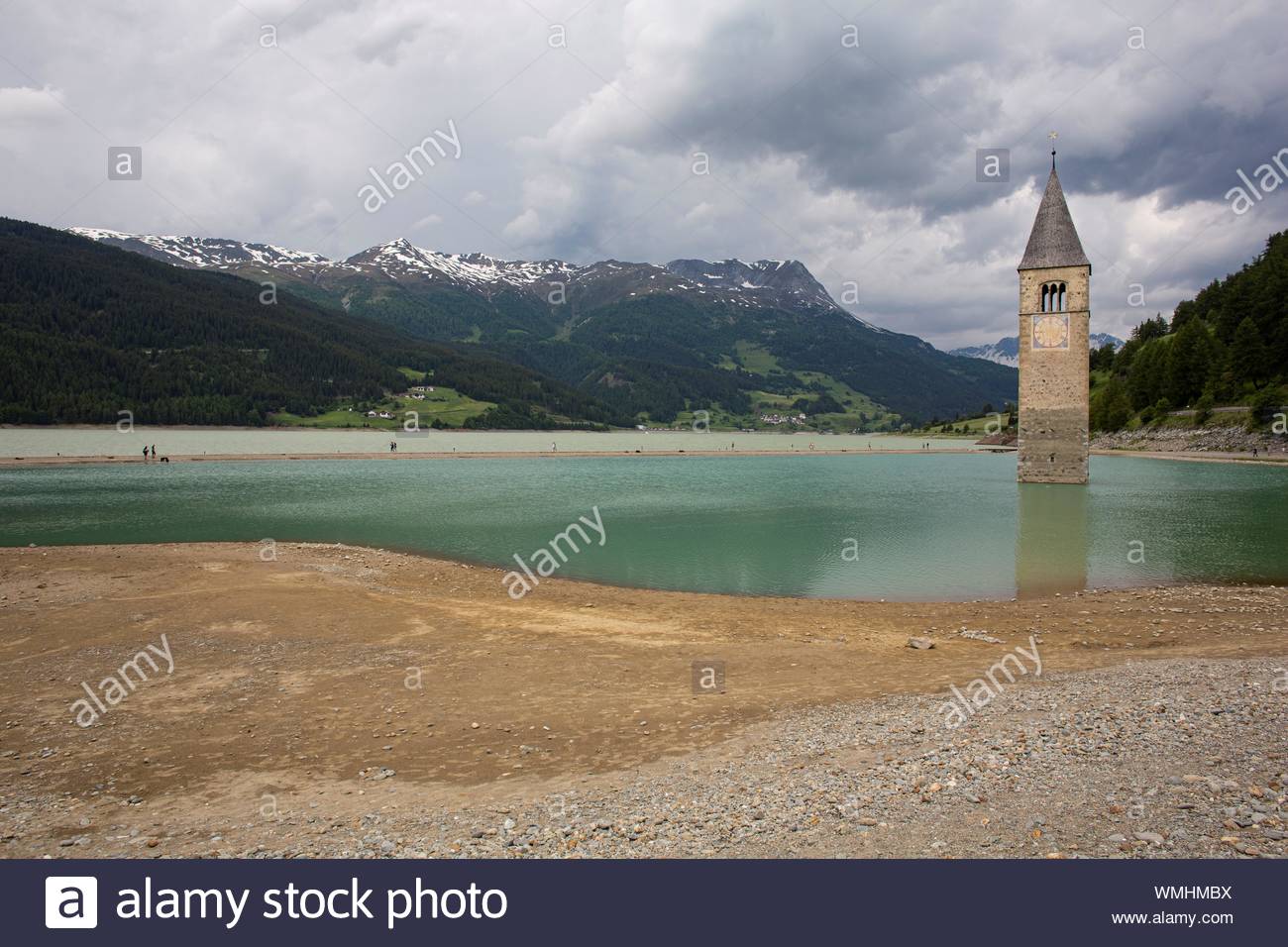 Un colpo del lago di Resia in Alto Adige famoso per la chiesa il campanile che ora è tutto ciò che può essere visto in città, che una volta che esisteva Foto Stock