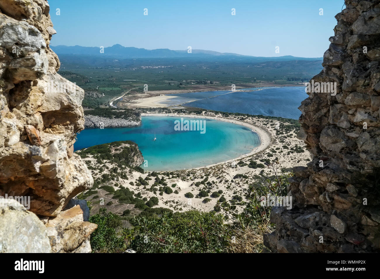 Panoramica vista aerea di voidokilia beach, una delle spiagge migliori in Europa mediterranea, bellissima laguna di Voidokilia da un alto punto di vista, Foto Stock