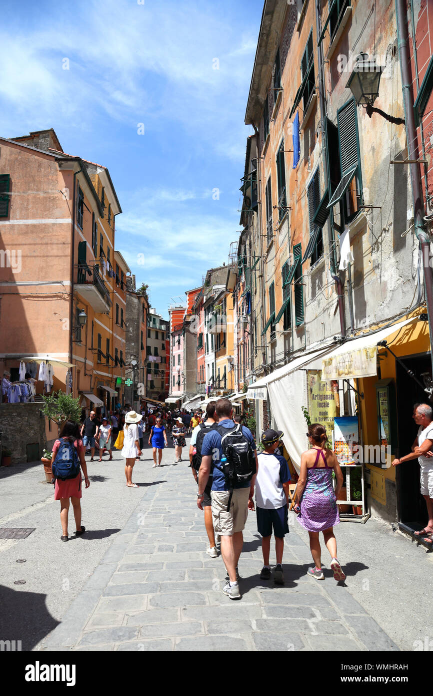 Editorial Vernazza Cinque Terre / Italia - 21 Giugno 2019: turisti a piedi per le strade del famoso villaggio sul mare ora un importante destinazione turistica Foto Stock