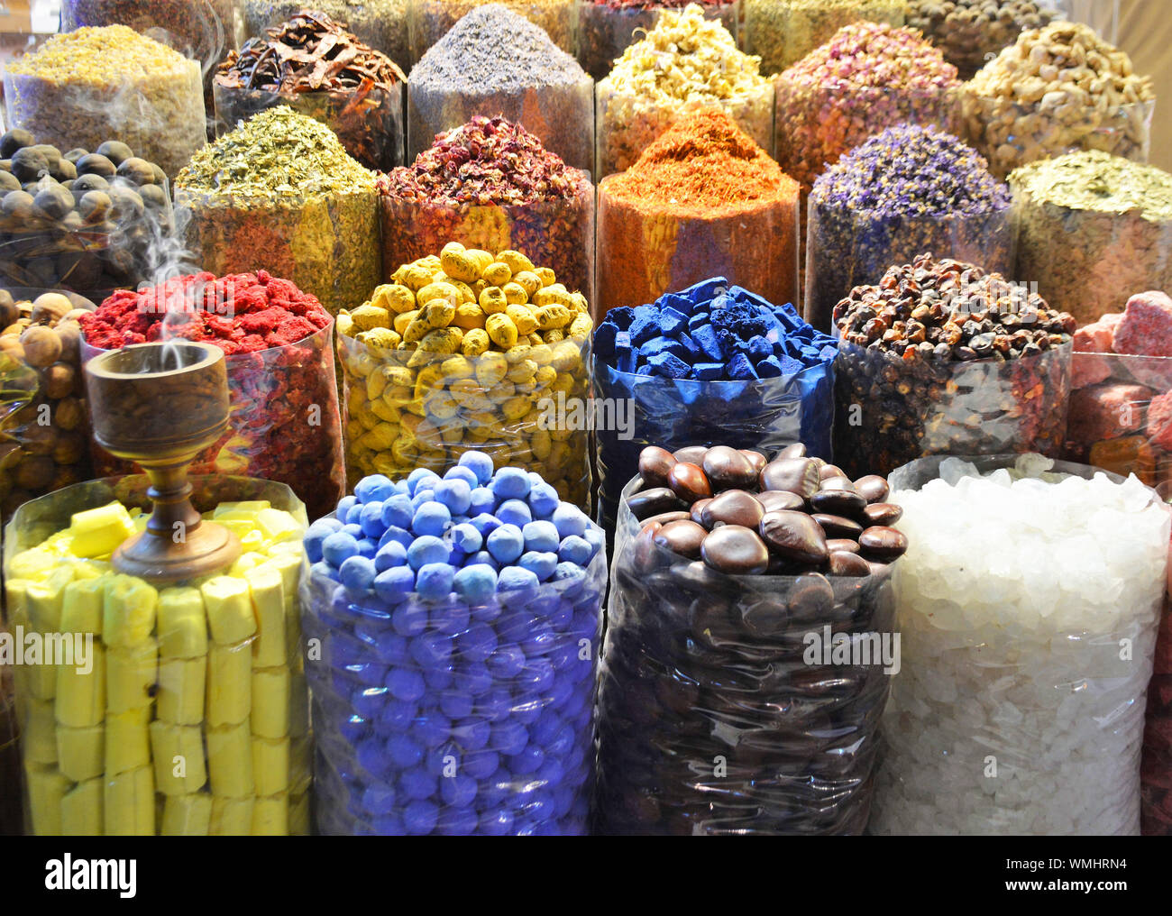Un display di spezie e aromi al the spice souk di Dubai Foto Stock